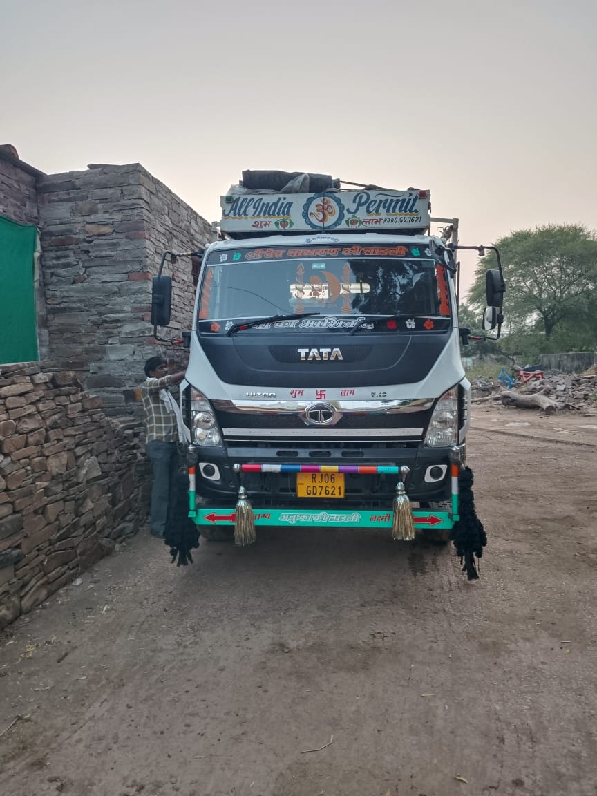 Commercial Vehicle for Sale in Industrial Area Karanpura