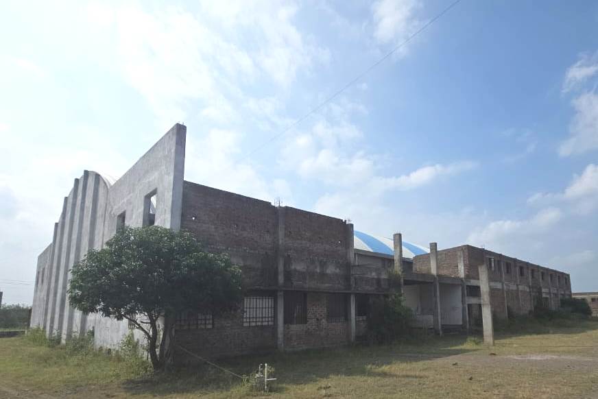 INDUSTRIAL BUILDING AND MACHINERY for Sale in Sangli