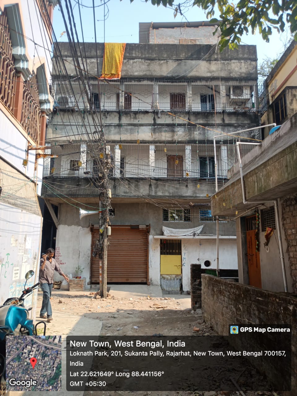 Flat for Sale in Lane Beside Chinar Park Aminia Restaurant Bus Stop Chinar Park, New Town