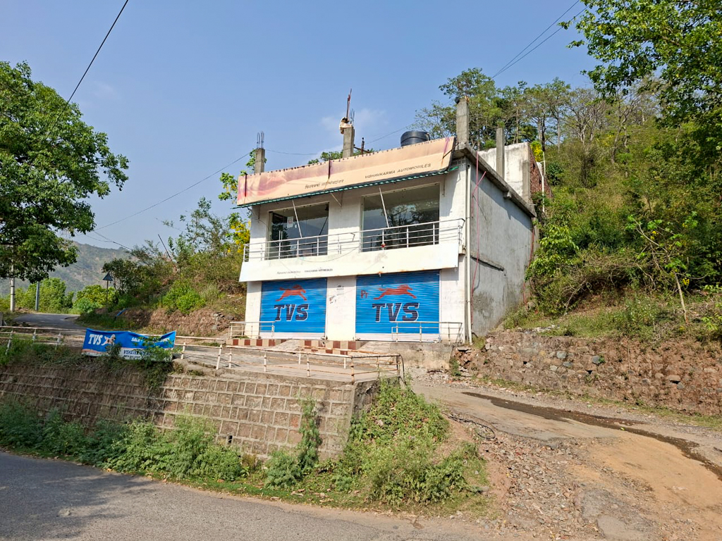 Shops for Sale in road side, Dhin